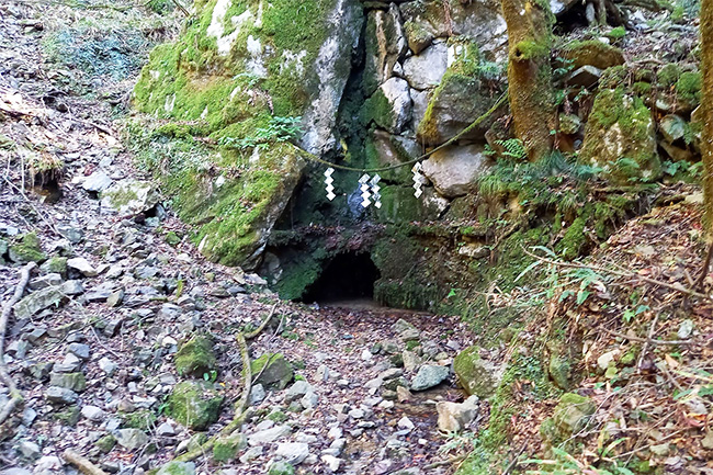 金剛院境内の滝跡と苔むした岩窟