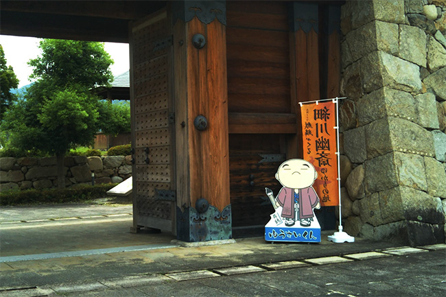 舞鶴城田辺城門前に設置されたキャラクター「ゆうさいくん」