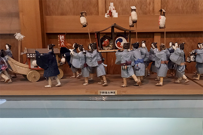 舞鶴城資料館に展示された祭礼行列の人形模型