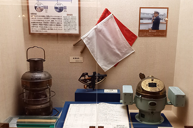 エル・マールまいづるに展示された航海計器と信号旗