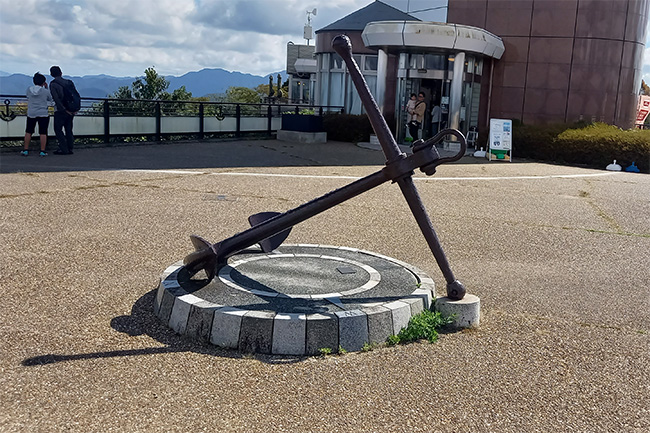 五老スカイタワー前に設置された大きないかりのモニュメント