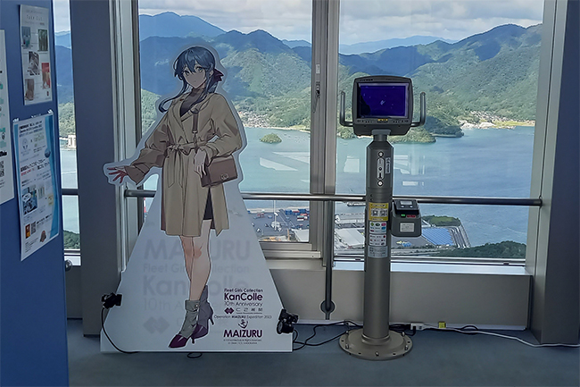 五老スカイタワー展望室に展示された艦これキャラクタと舞鶴湾の景色