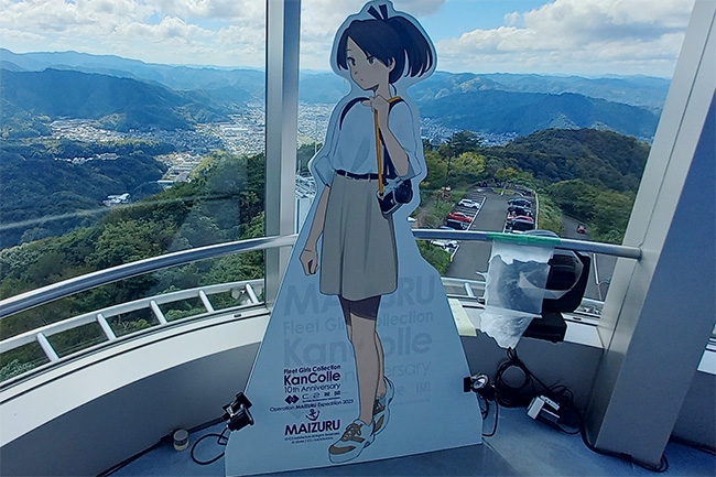 五老スカイタワー展望室に展示された艦これキャラクタと窓からの山並み