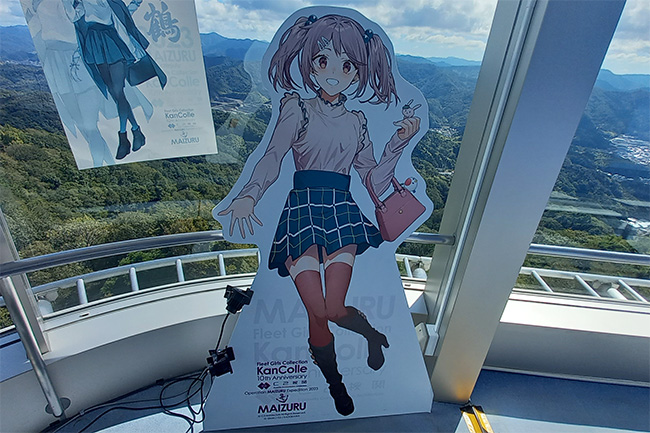 五老スカイタワー展望室に展示された艦これキャラクタと舞鶴の景色