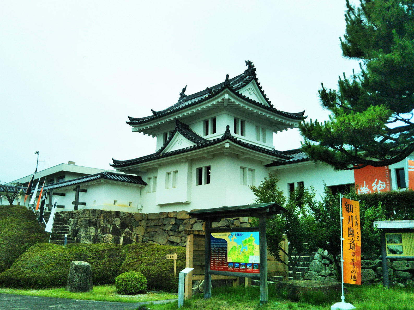 舞鶴市・舞鶴公園に残る田辺城跡の石垣と櫓風建築